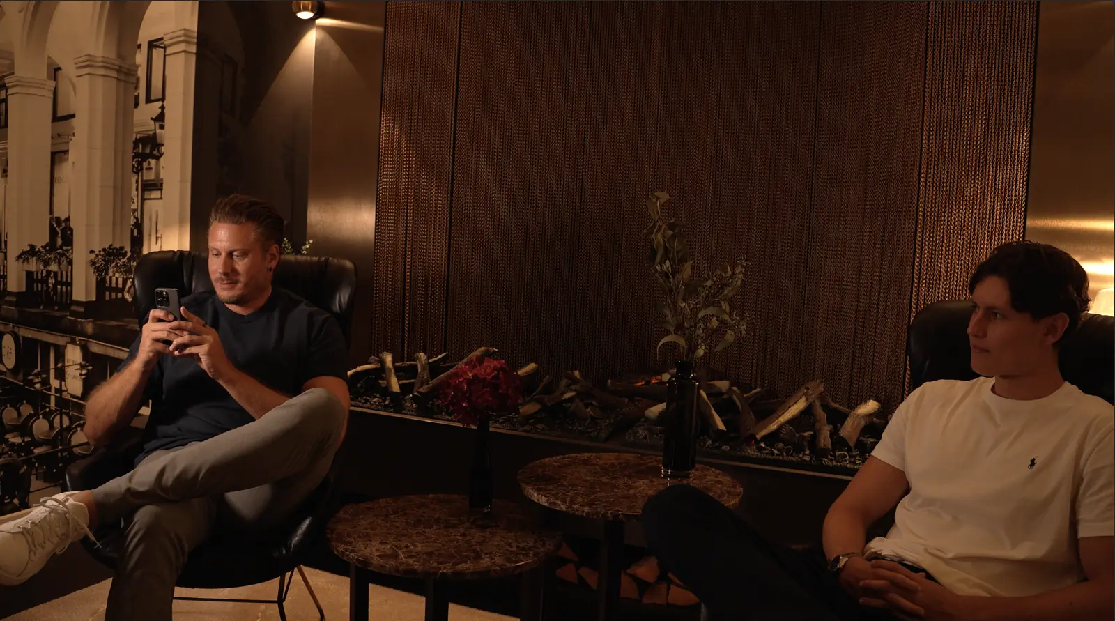 Eric und Marvin Großkrüger am Drehtag in einer Hotel-Lounge